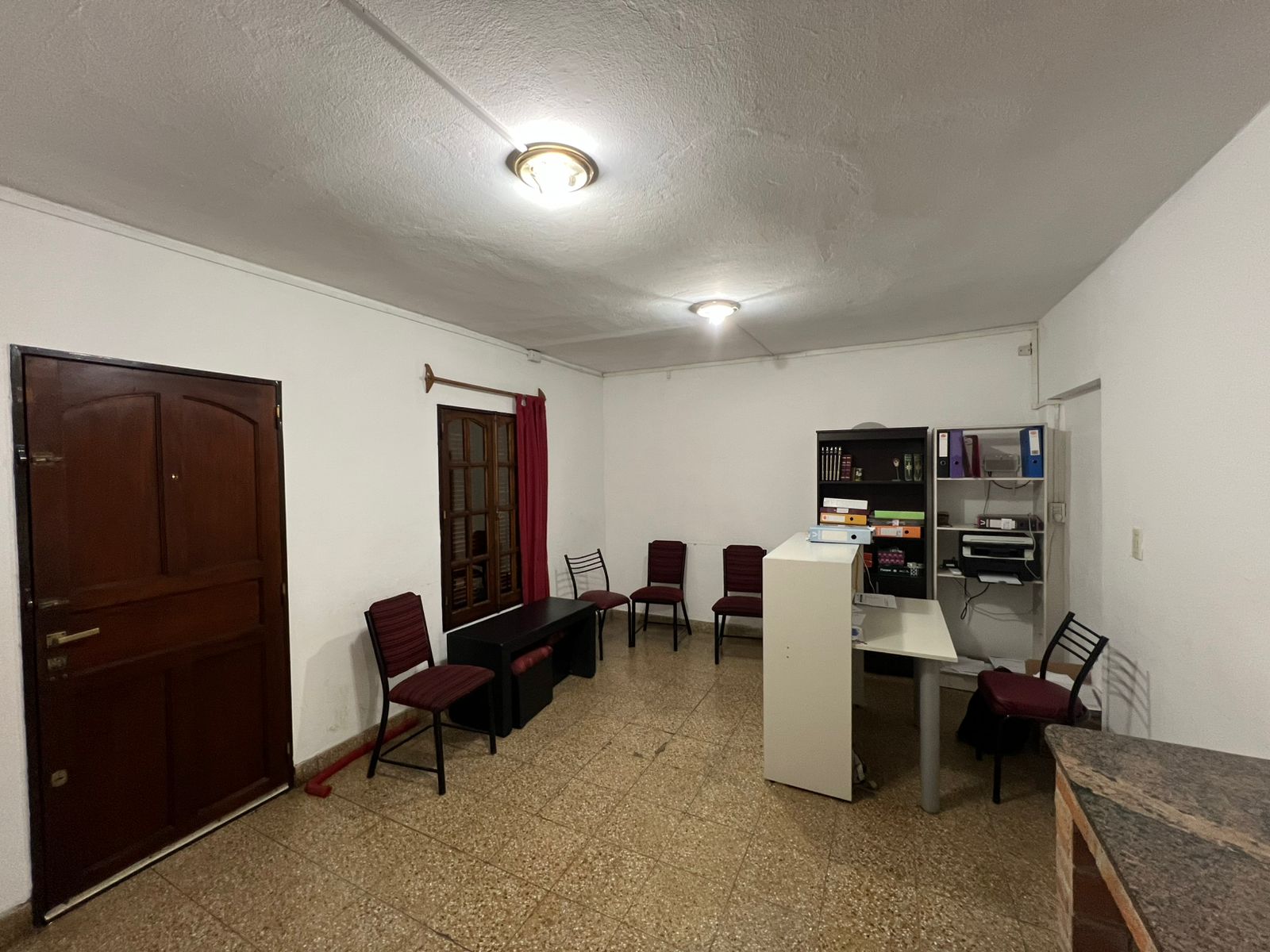 BARRIO VILLA ADELA  VENTA - IDEAL RENTA CASA 3 DORMITORIOS MAS  2 DPTOS.