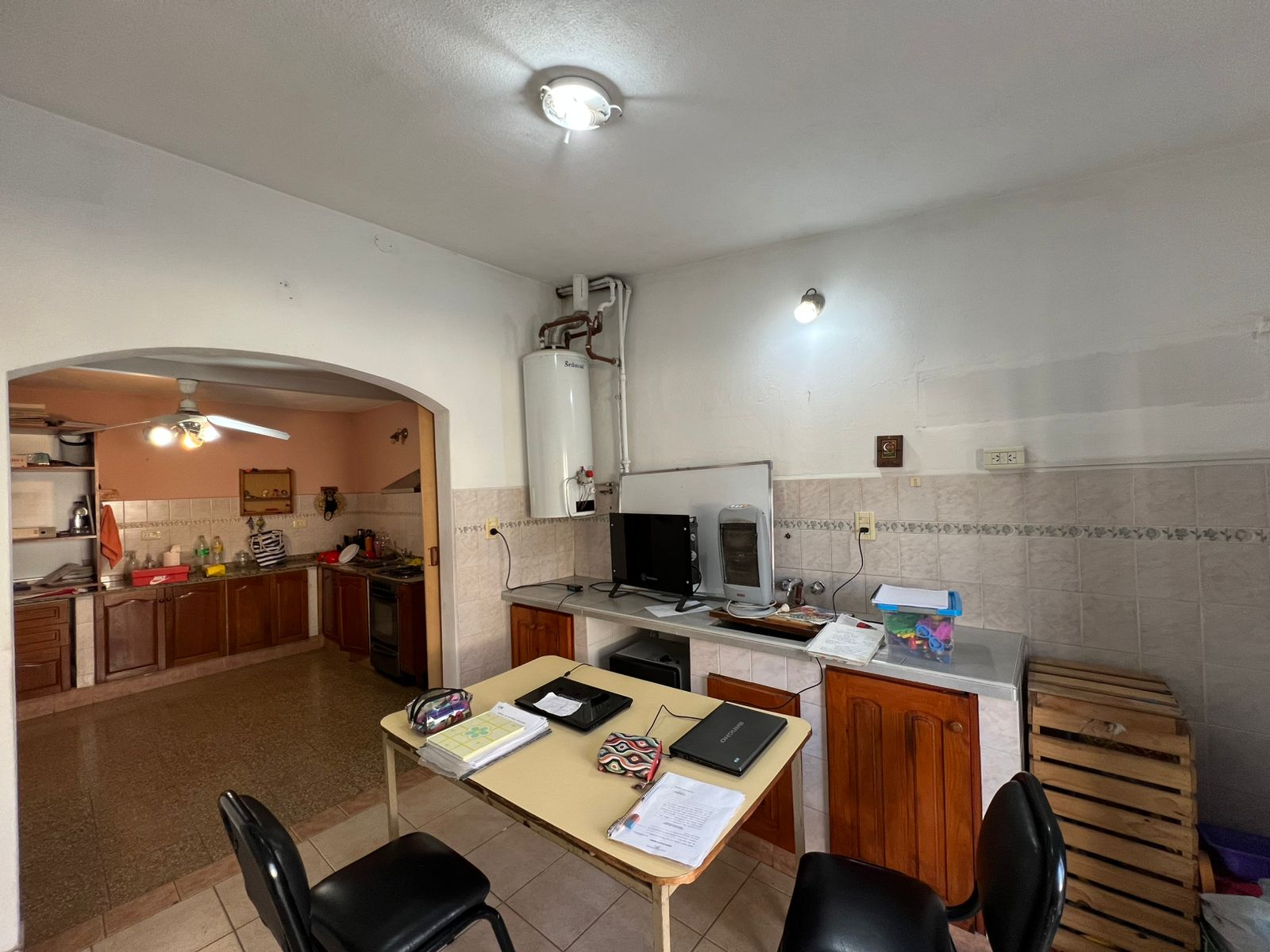 BARRIO VILLA ADELA  VENTA - IDEAL RENTA CASA 3 DORMITORIOS MAS  2 DPTOS.