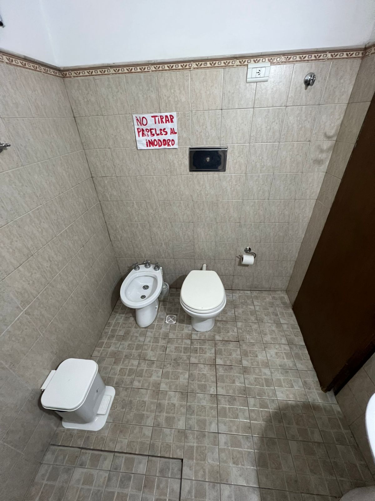 BARRIO VILLA ADELA  VENTA - IDEAL RENTA CASA 3 DORMITORIOS MAS  2 DPTOS.