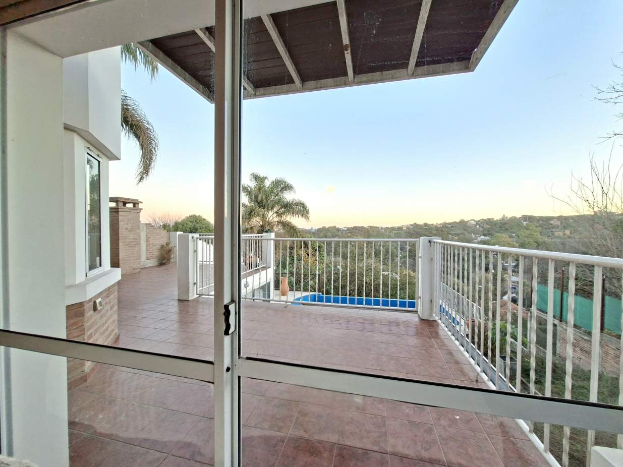 VENTA CASA 3 DORM COCHERA Y PILETA MENDIOLAZA