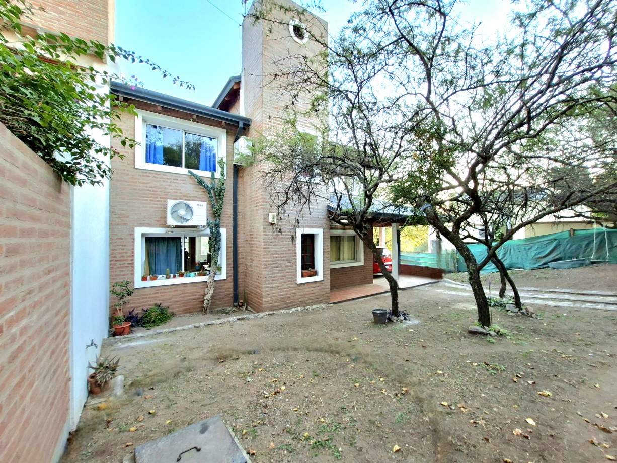 VENTA CASA 3 DORM COCHERA Y PILETA MENDIOLAZA