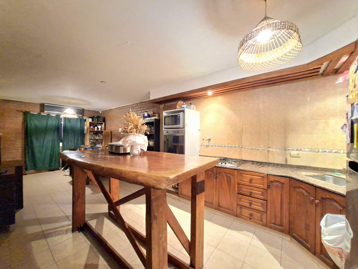 VENTA CASA 3 DORM COCHERA Y PILETA MENDIOLAZA