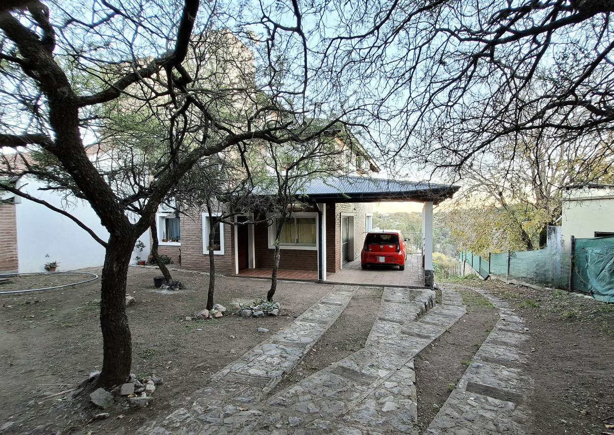 VENTA CASA 3 DORM COCHERA Y PILETA MENDIOLAZA