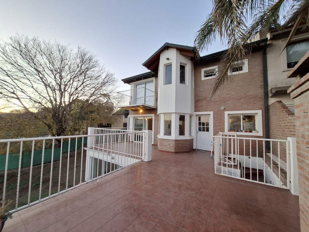 VENTA CASA 3 DORM COCHERA Y PILETA MENDIOLAZA