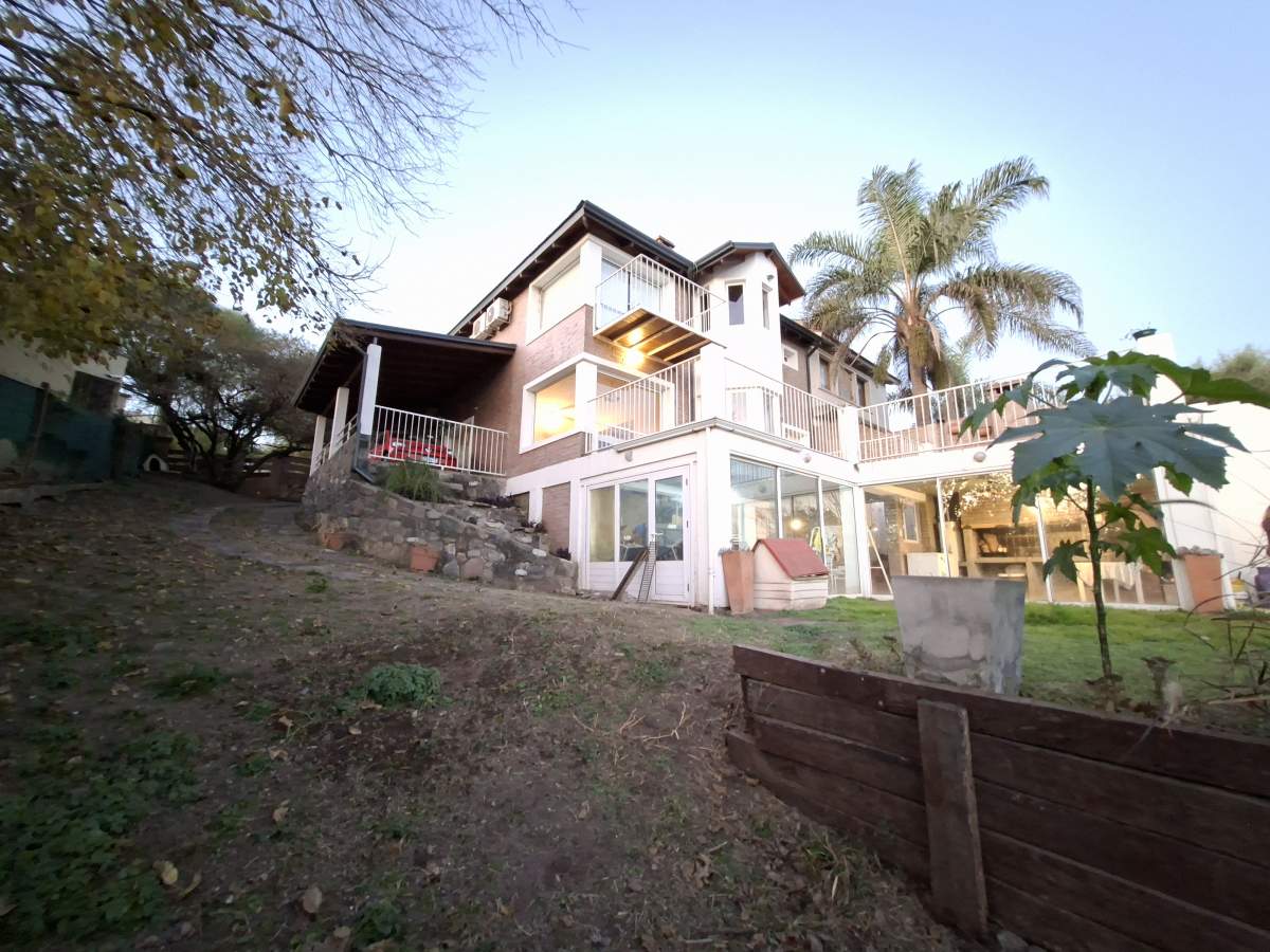 VENTA CASA 3 DORM COCHERA Y PILETA MENDIOLAZA