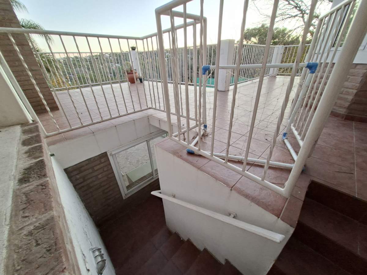VENTA CASA 3 DORM COCHERA Y PILETA MENDIOLAZA