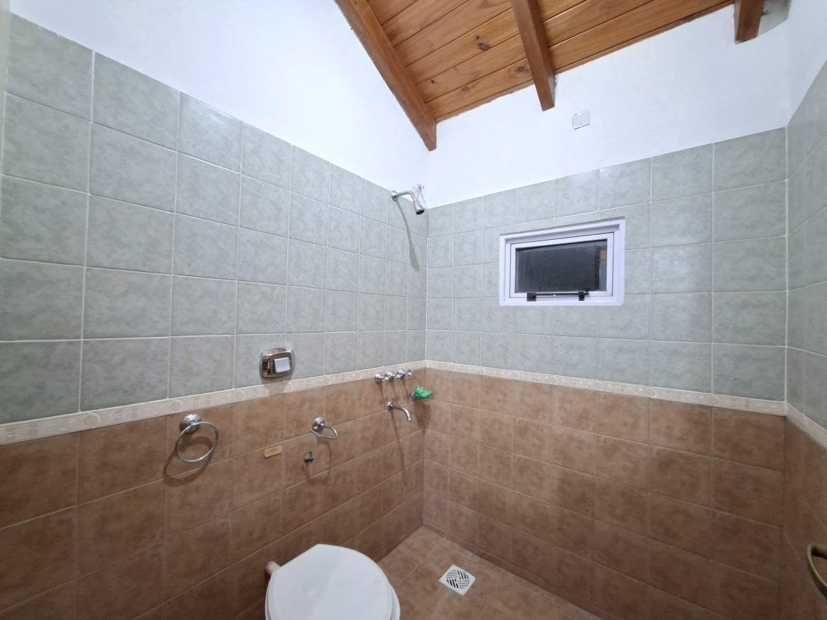 VENTA CASA 3 DORM COCHERA Y PILETA MENDIOLAZA