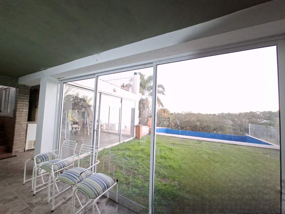 VENTA CASA 3 DORM COCHERA Y PILETA MENDIOLAZA