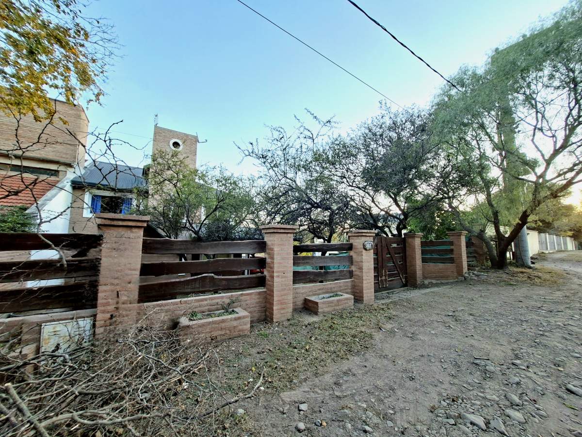 VENTA CASA 3 DORM COCHERA Y PILETA MENDIOLAZA