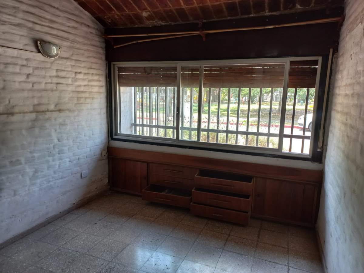 CASA  ALQUILER 2 DORM. CON COCHERA BRASIL 1625  B SAN FRANCISCO