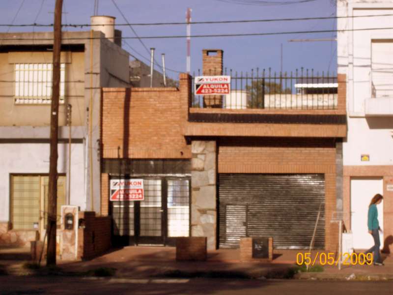 CASA EN ALQUILER SOBRE AV. SABATTINI 4386 DE 3 DORM CLOCAL Y GARAGE
