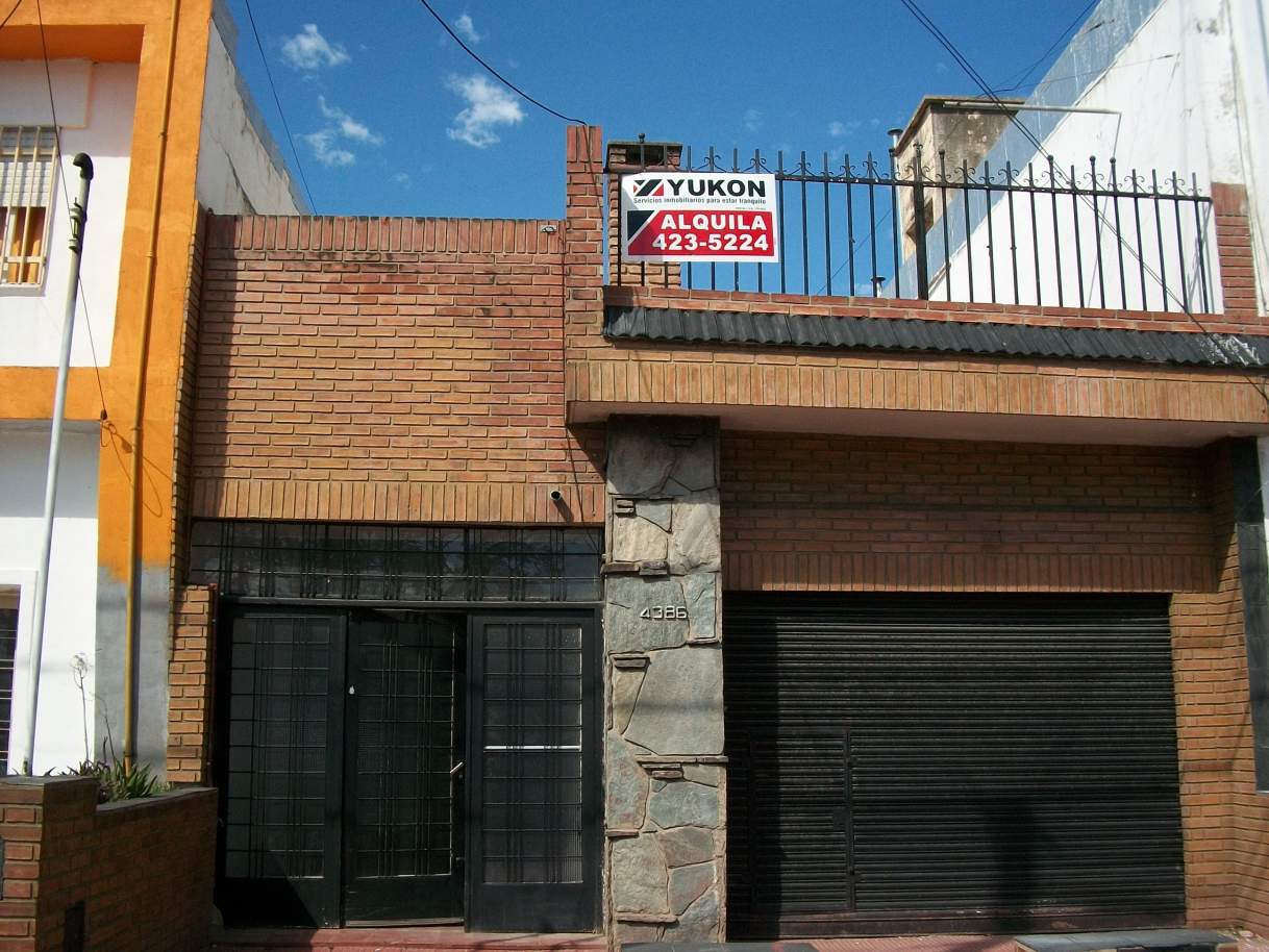 CASA EN ALQUILER SOBRE AV. SABATTINI 4386 DE 3 DORM CLOCAL Y GARAGE