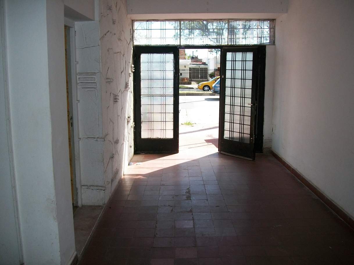 CASA EN ALQUILER SOBRE AV. SABATTINI 4386 DE 3 DORM CLOCAL Y GARAGE