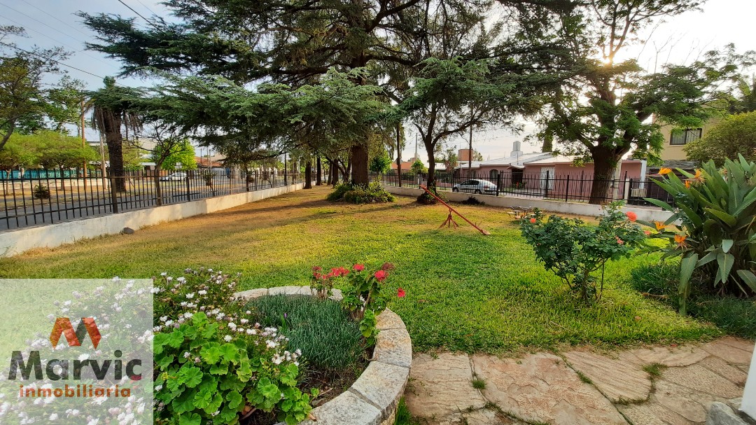 B Marques, Excelente ubicación. Casa con gran terreno