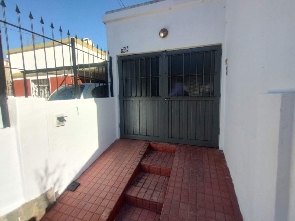 Casa interna en barrio Yapeyú - Cochera propia