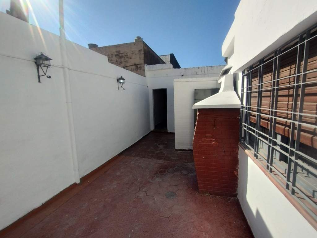 Casa interna en barrio Yapeyú - Cochera propia