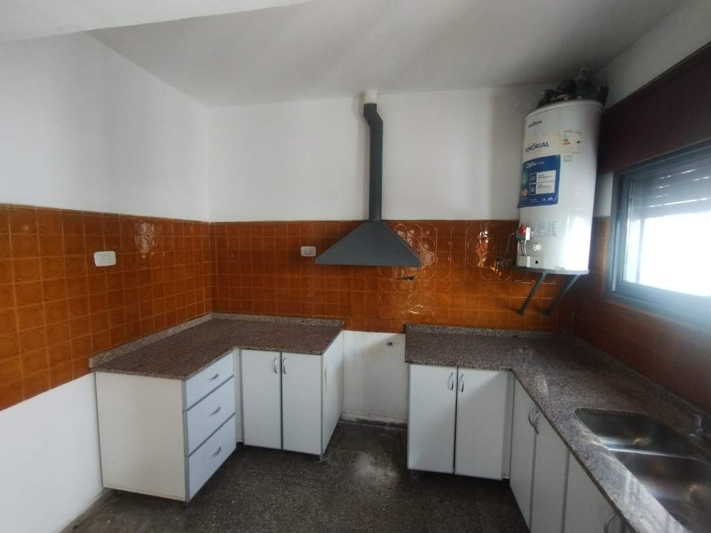 Casa interna en barrio Yapeyú - Cochera propia