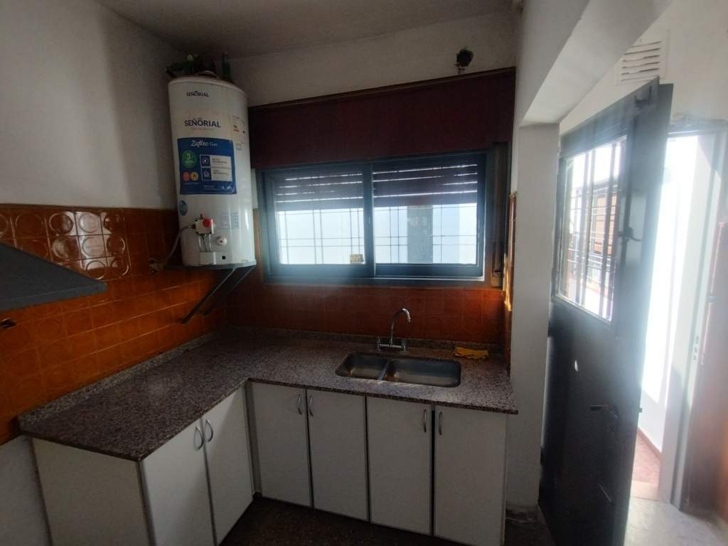 Casa interna en barrio Yapeyú - Cochera propia