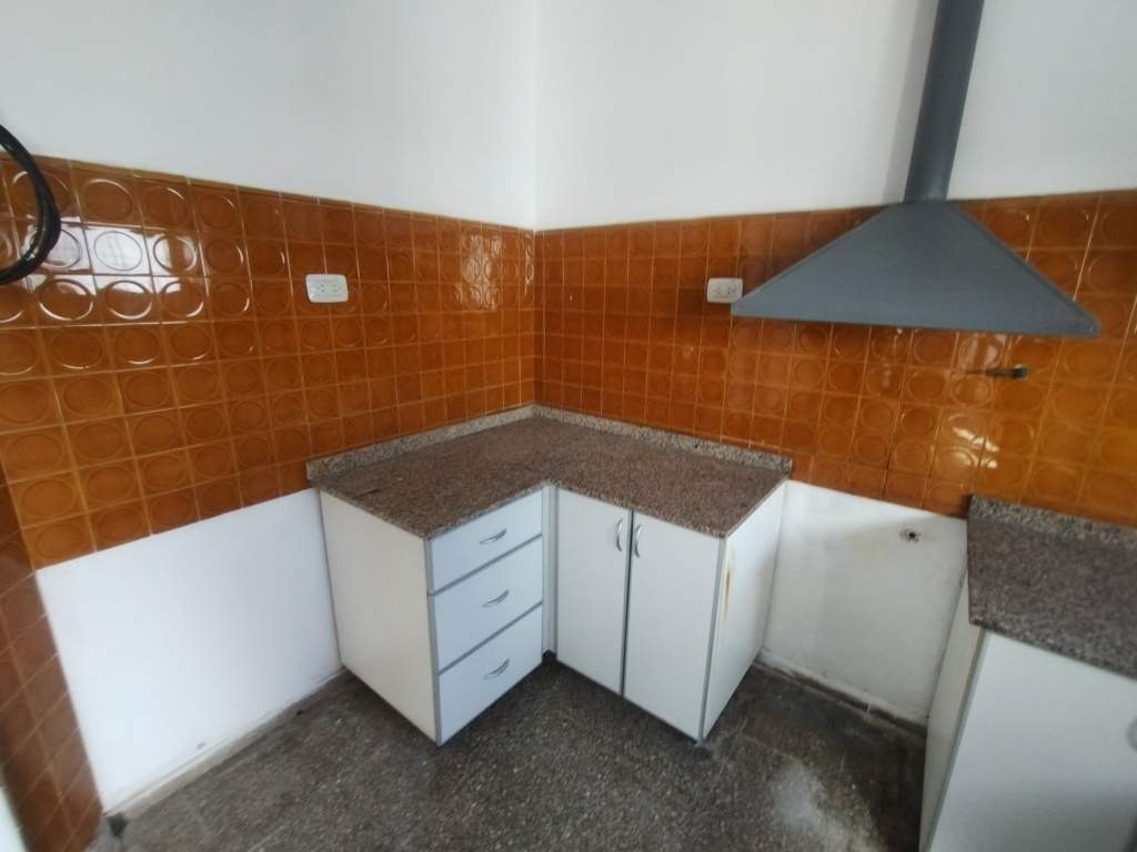 Casa interna en barrio Yapeyú - Cochera propia