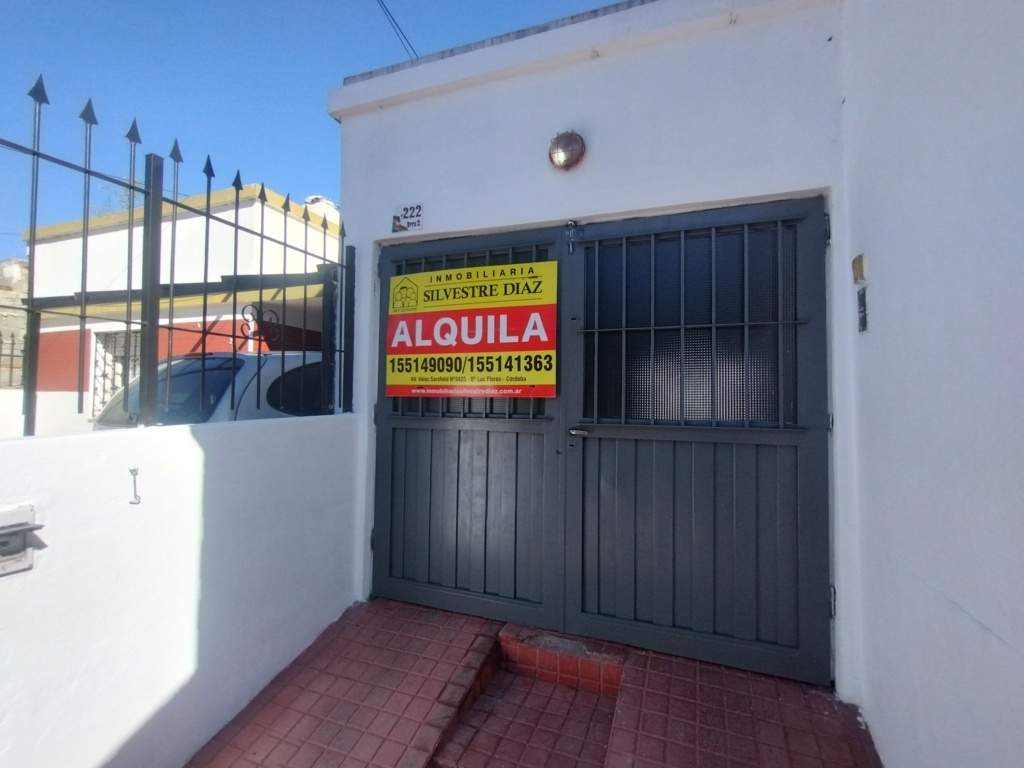 Casa interna en barrio Yapeyú - Cochera propia