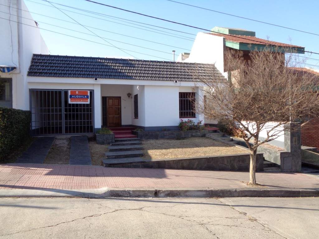 Barrio Parque Chacabuco - Excelente Casa de 3 Dormitorios, Amplia con Cocina Separada, 2 Baños, Cochera Cubierta y Patio con Césped