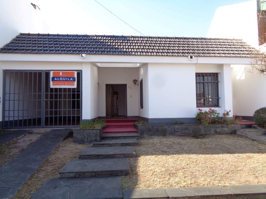 Barrio Parque Chacabuco - Excelente Casa de 3 Dormitorios, Amplia con Cocina Separada, 2 Baños, Cochera Cubierta y Patio con Césped
