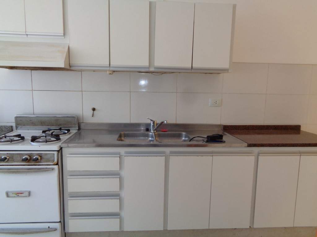 Barrio Parque Chacabuco - Excelente Casa de 3 Dormitorios, Amplia con Cocina Separada, 2 Baños, Cochera Cubierta y Patio con Césped