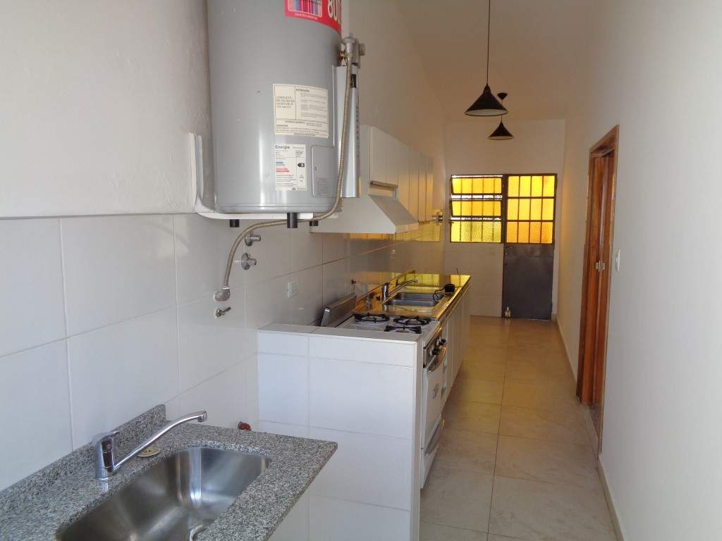 Barrio Parque Chacabuco - Excelente Casa de 3 Dormitorios, Amplia con Cocina Separada, 2 Baños, Cochera Cubierta y Patio con Césped