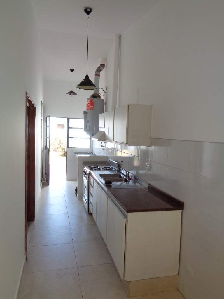 Barrio Parque Chacabuco - Excelente Casa de 3 Dormitorios, Amplia con Cocina Separada, 2 Baños, Cochera Cubierta y Patio con Césped