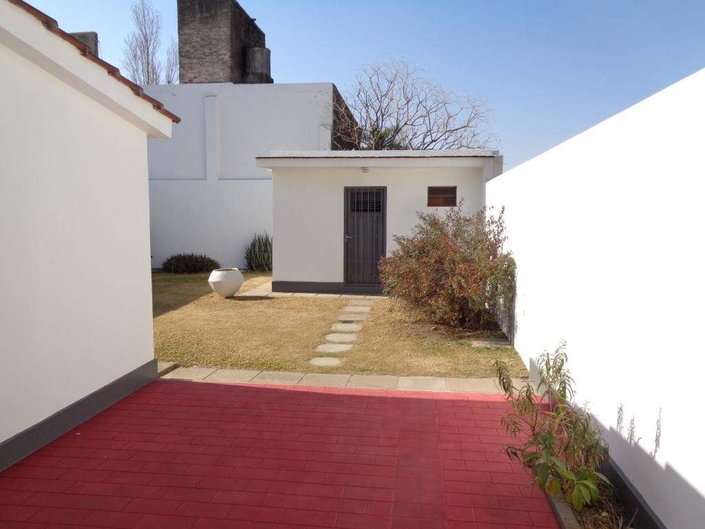 Barrio Parque Chacabuco - Excelente Casa de 3 Dormitorios, Amplia con Cocina Separada, 2 Baños, Cochera Cubierta y Patio con Césped