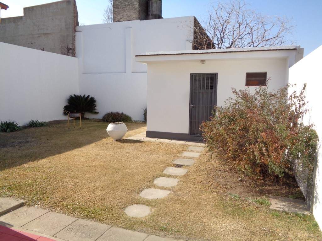 Barrio Parque Chacabuco - Excelente Casa de 3 Dormitorios, Amplia con Cocina Separada, 2 Baños, Cochera Cubierta y Patio con Césped