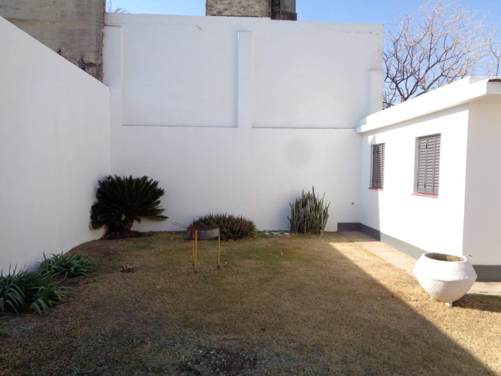 Barrio Parque Chacabuco - Excelente Casa de 3 Dormitorios, Amplia con Cocina Separada, 2 Baños, Cochera Cubierta y Patio con Césped