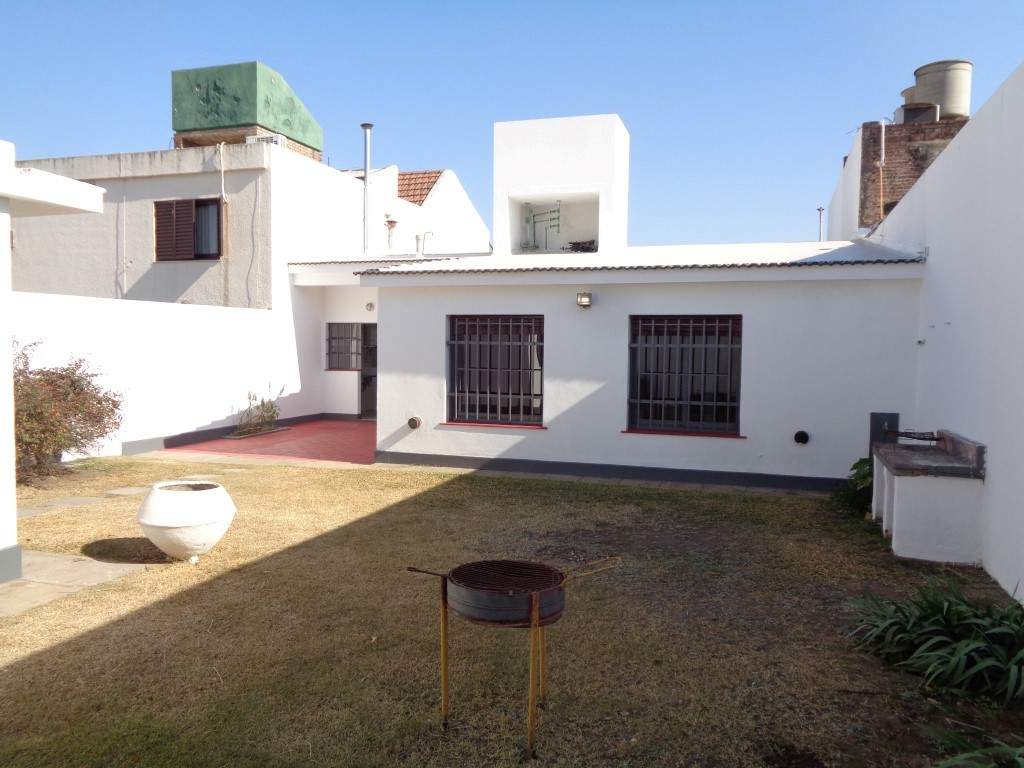 Barrio Parque Chacabuco - Excelente Casa de 3 Dormitorios, Amplia con Cocina Separada, 2 Baños, Cochera Cubierta y Patio con Césped