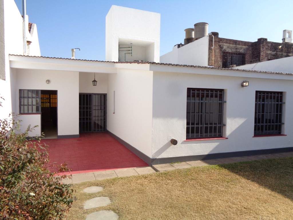 Barrio Parque Chacabuco - Excelente Casa de 3 Dormitorios, Amplia con Cocina Separada, 2 Baños, Cochera Cubierta y Patio con Césped
