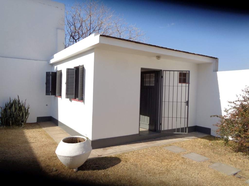 Barrio Parque Chacabuco - Excelente Casa de 3 Dormitorios, Amplia con Cocina Separada, 2 Baños, Cochera Cubierta y Patio con Césped