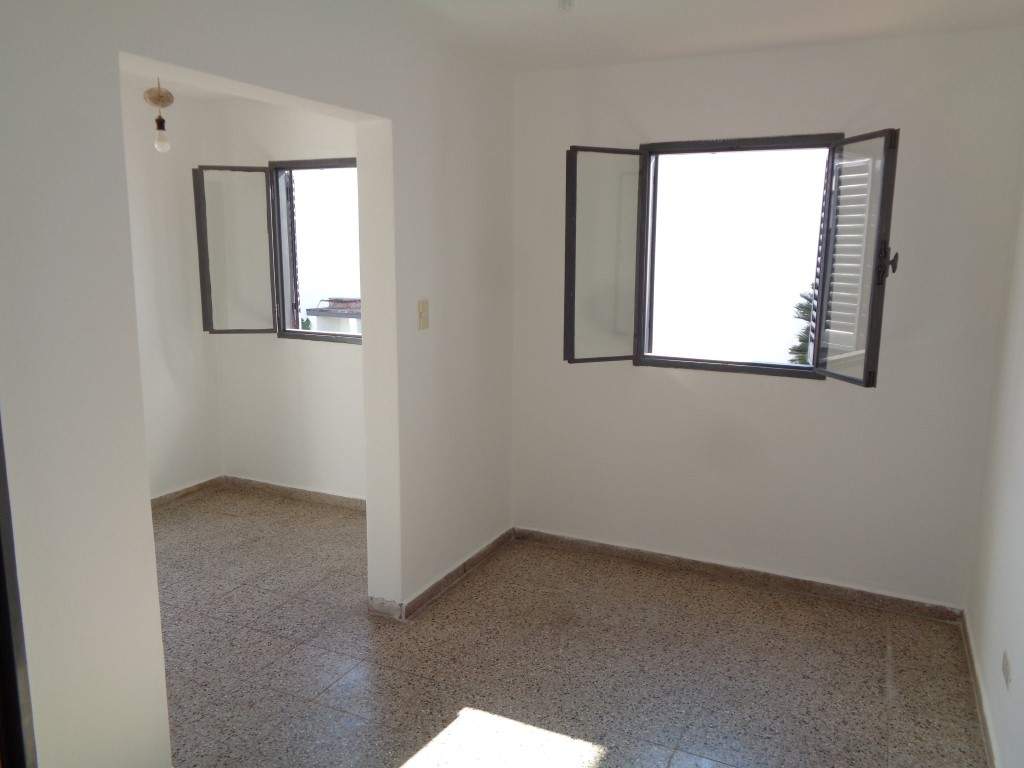 Barrio Parque Chacabuco - Excelente Casa de 3 Dormitorios, Amplia con Cocina Separada, 2 Baños, Cochera Cubierta y Patio con Césped