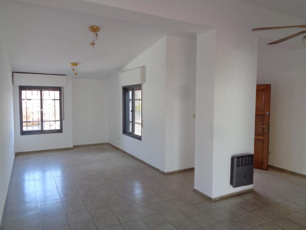 Barrio Parque Chacabuco - Excelente Casa de 3 Dormitorios, Amplia con Cocina Separada, 2 Baños, Cochera Cubierta y Patio con Césped