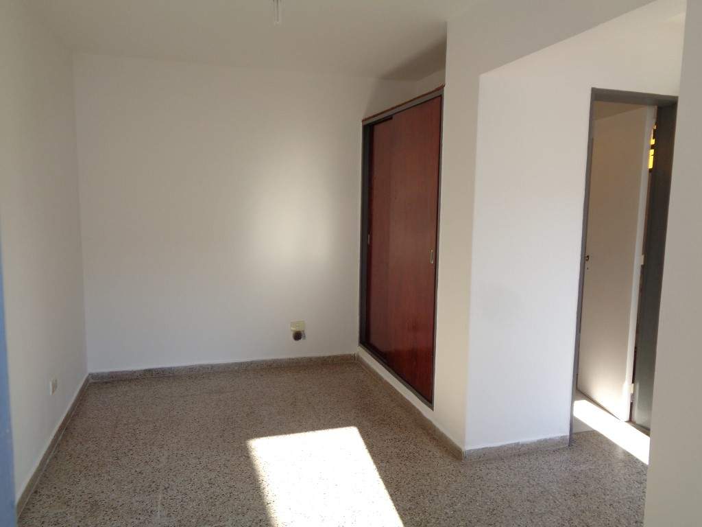 Barrio Parque Chacabuco - Excelente Casa de 3 Dormitorios, Amplia con Cocina Separada, 2 Baños, Cochera Cubierta y Patio con Césped