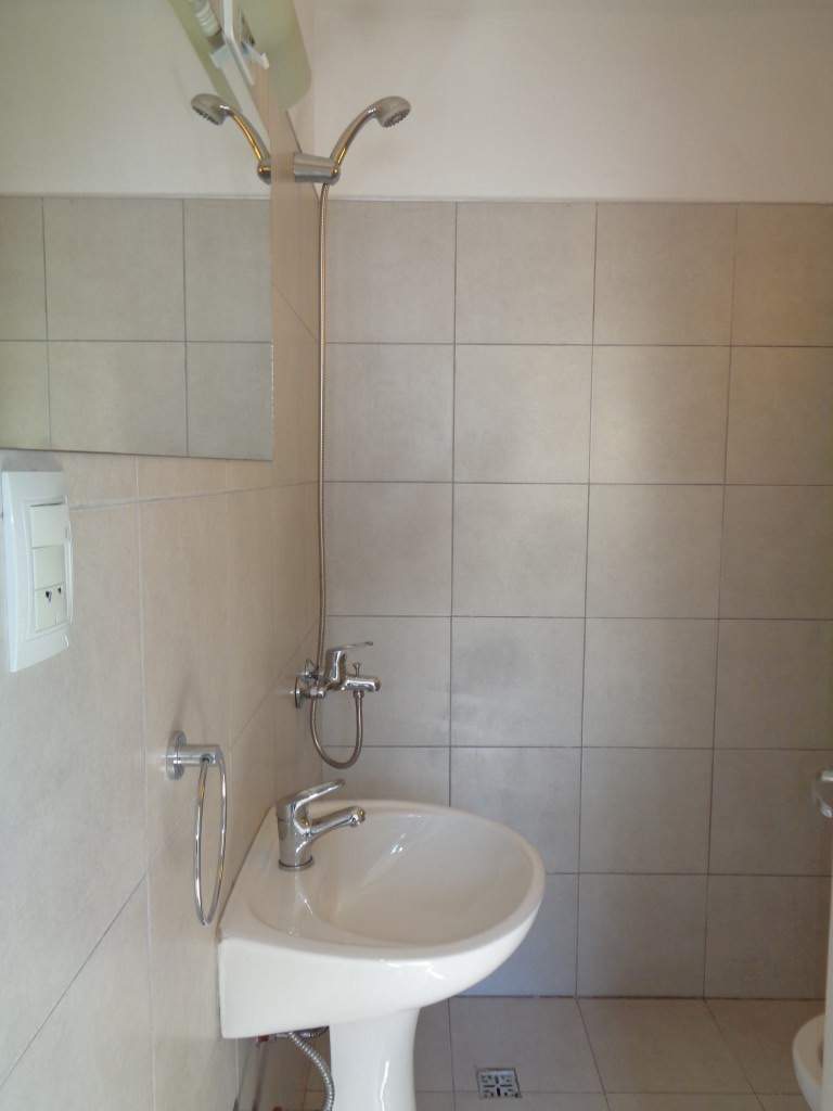 Barrio Parque Chacabuco - Excelente Casa de 3 Dormitorios, Amplia con Cocina Separada, 2 Baños, Cochera Cubierta y Patio con Césped