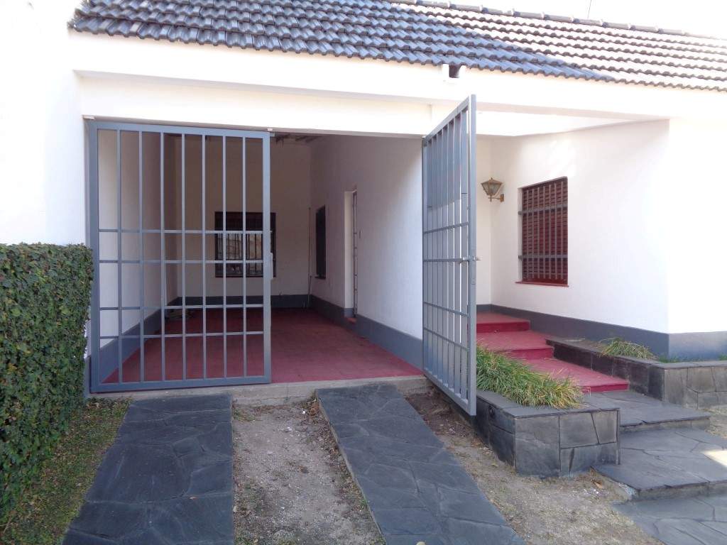 Barrio Parque Chacabuco - Excelente Casa de 3 Dormitorios, Amplia con Cocina Separada, 2 Baños, Cochera Cubierta y Patio con Césped