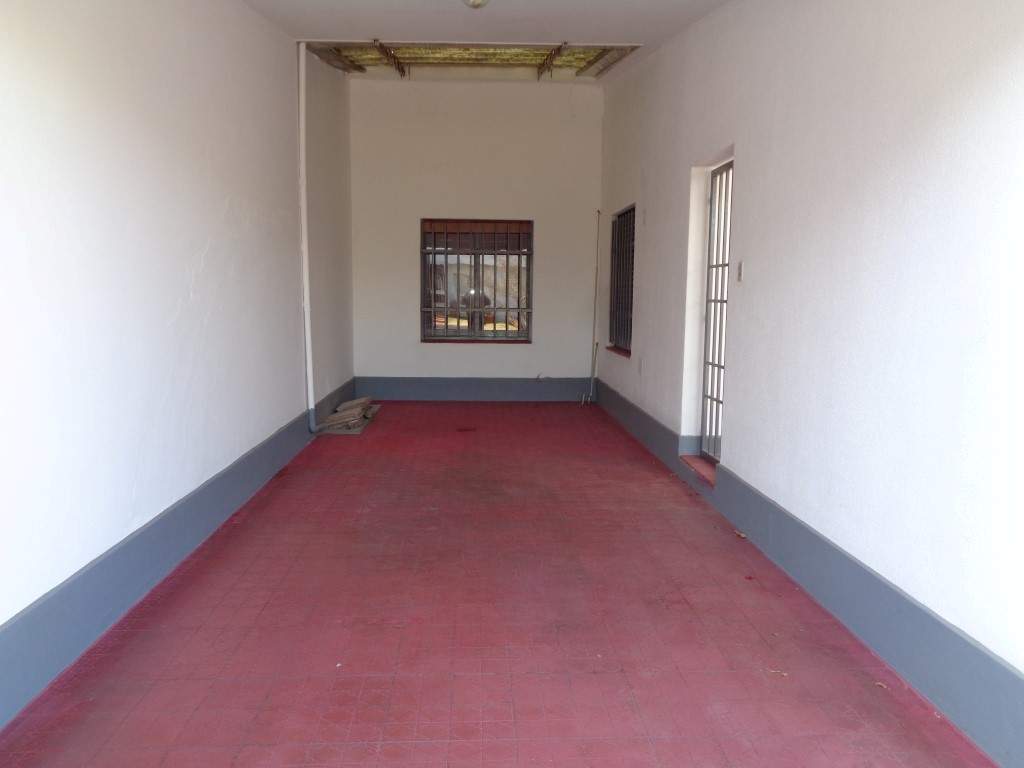 Barrio Parque Chacabuco - Excelente Casa de 3 Dormitorios, Amplia con Cocina Separada, 2 Baños, Cochera Cubierta y Patio con Césped