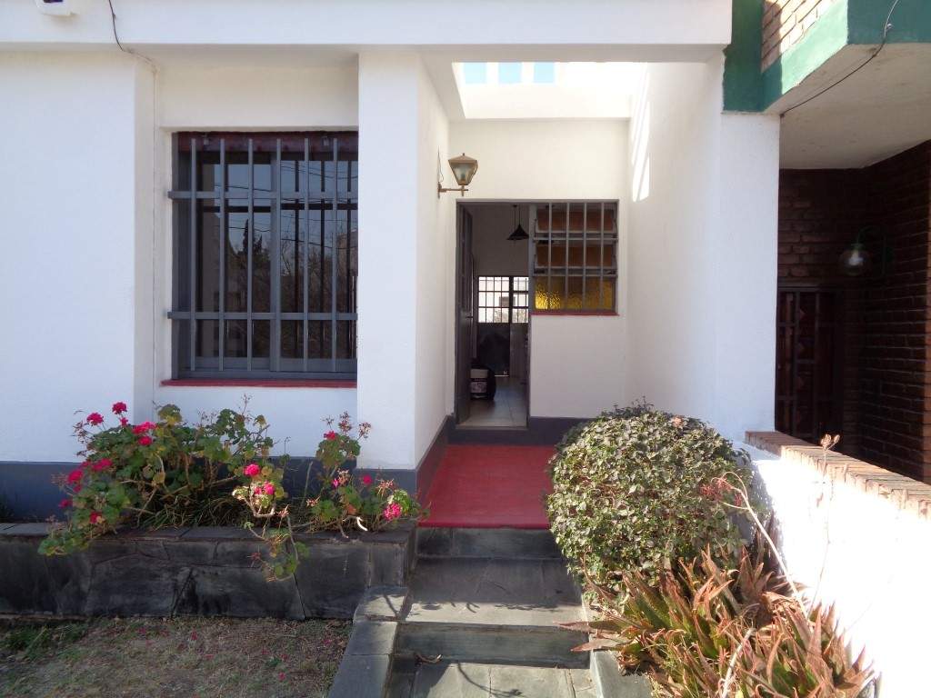 Barrio Parque Chacabuco - Excelente Casa de 3 Dormitorios, Amplia con Cocina Separada, 2 Baños, Cochera Cubierta y Patio con Césped