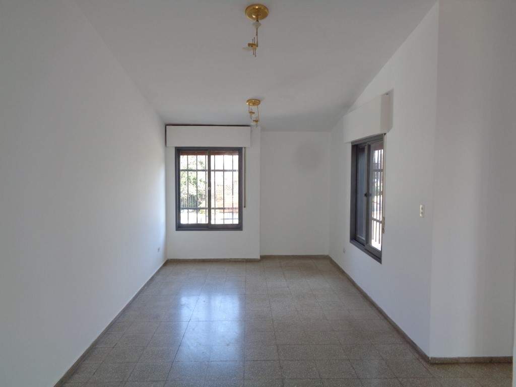 Barrio Parque Chacabuco - Excelente Casa de 3 Dormitorios, Amplia con Cocina Separada, 2 Baños, Cochera Cubierta y Patio con Césped