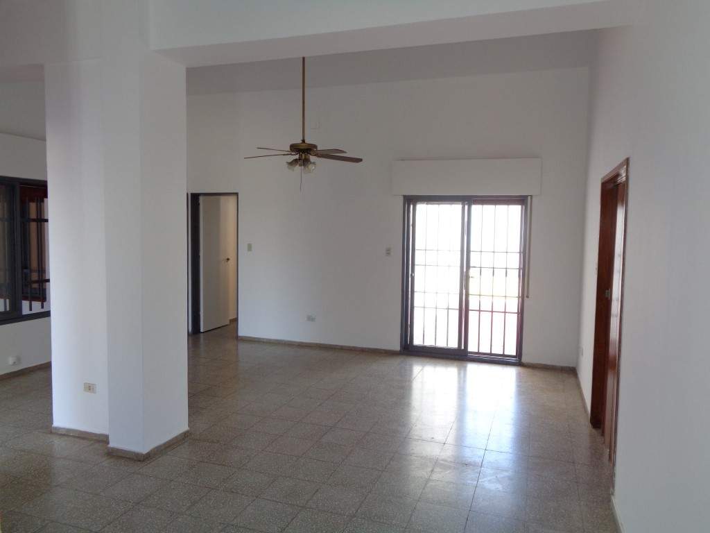 Barrio Parque Chacabuco - Excelente Casa de 3 Dormitorios, Amplia con Cocina Separada, 2 Baños, Cochera Cubierta y Patio con Césped