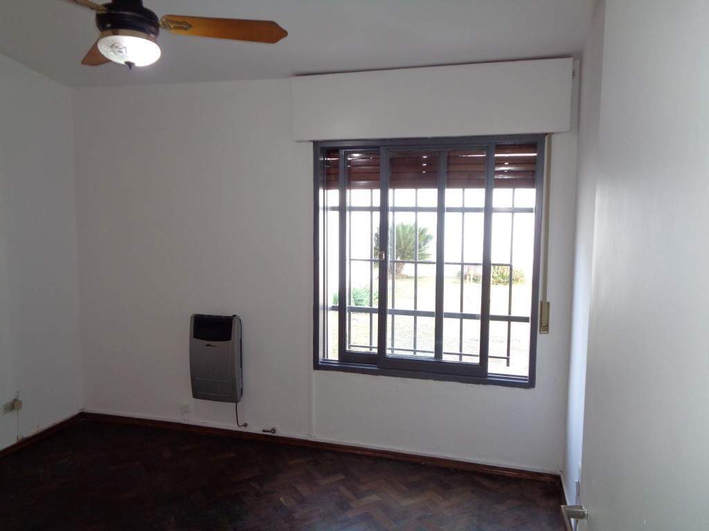 Barrio Parque Chacabuco - Excelente Casa de 3 Dormitorios, Amplia con Cocina Separada, 2 Baños, Cochera Cubierta y Patio con Césped