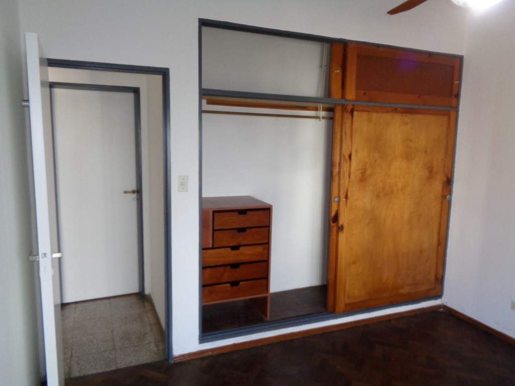 Barrio Parque Chacabuco - Excelente Casa de 3 Dormitorios, Amplia con Cocina Separada, 2 Baños, Cochera Cubierta y Patio con Césped