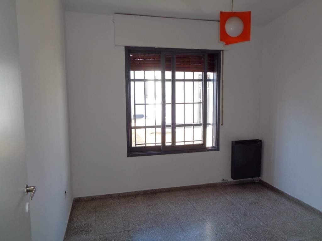 Barrio Parque Chacabuco - Excelente Casa de 3 Dormitorios, Amplia con Cocina Separada, 2 Baños, Cochera Cubierta y Patio con Césped
