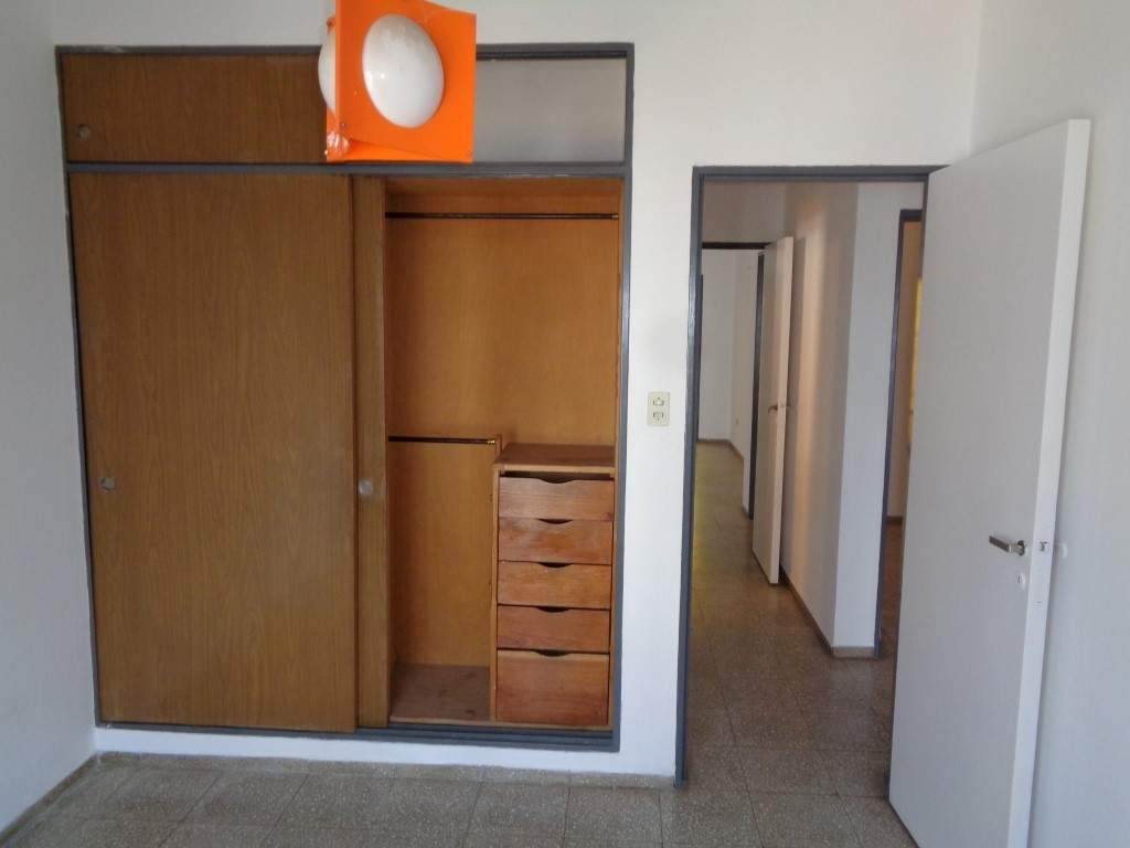 Barrio Parque Chacabuco - Excelente Casa de 3 Dormitorios, Amplia con Cocina Separada, 2 Baños, Cochera Cubierta y Patio con Césped