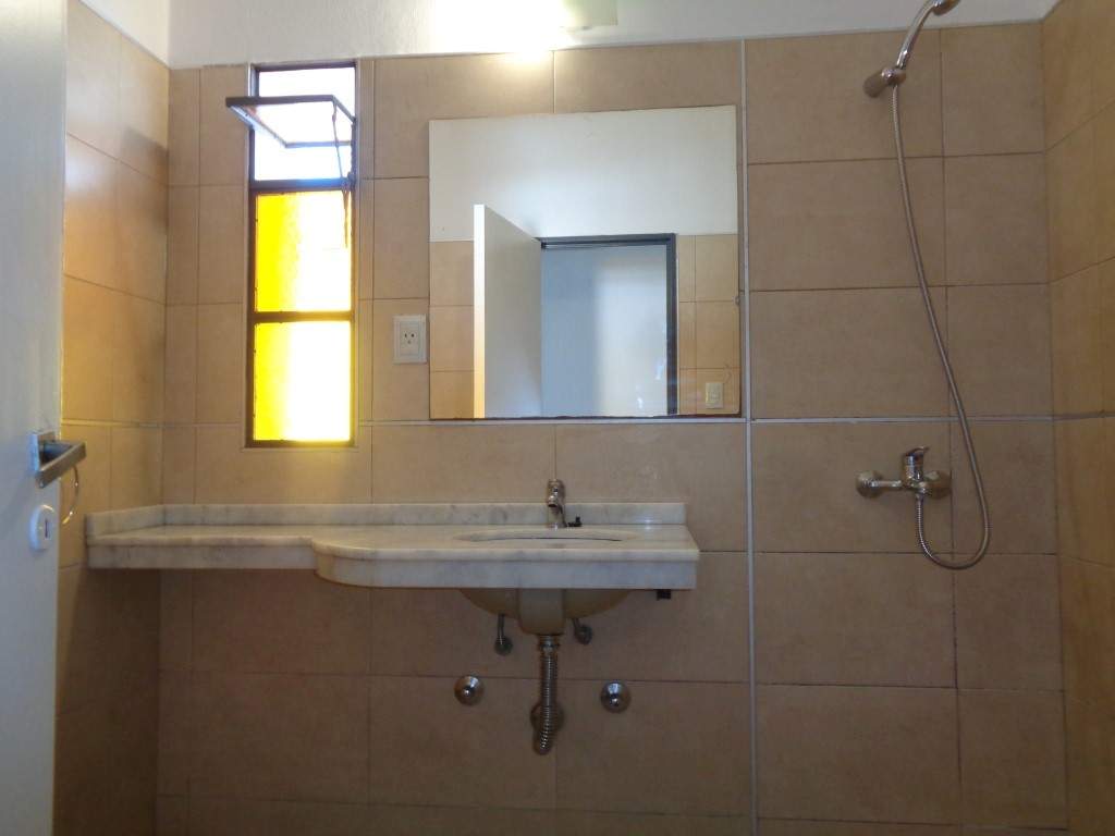 Barrio Parque Chacabuco - Excelente Casa de 3 Dormitorios, Amplia con Cocina Separada, 2 Baños, Cochera Cubierta y Patio con Césped