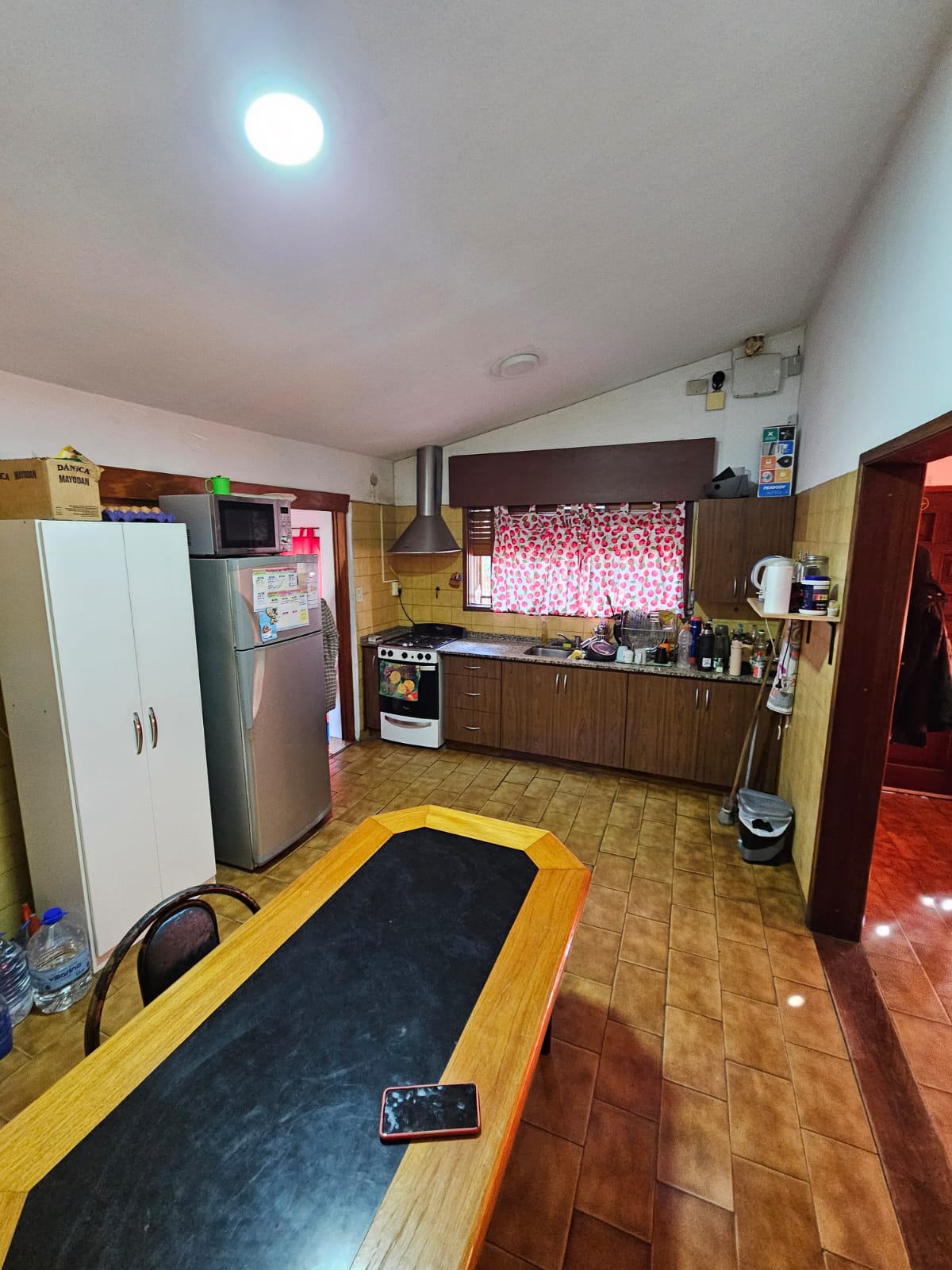 EXCELENTE CASA APTO CRÉDITO- TRES DORMITORIOS- COCHERA PARA CUATRO AUTOS